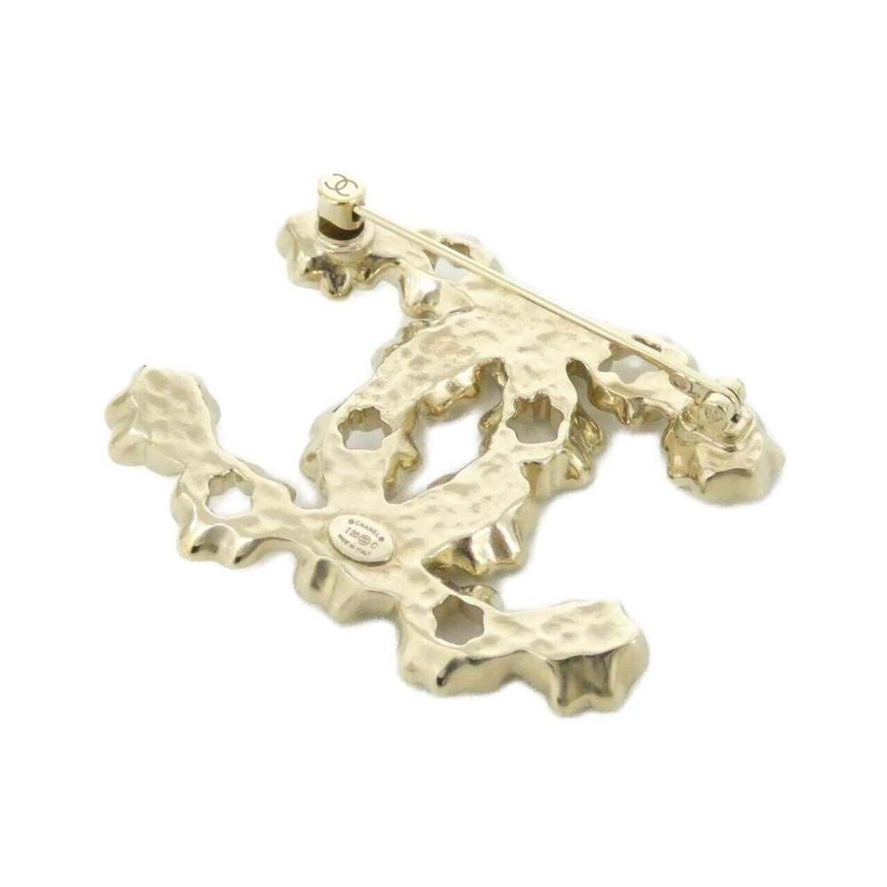 CHANEL Authentic White Brooch - Picture 2 of 3